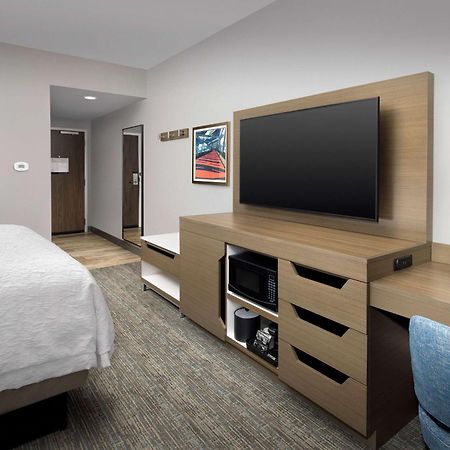 Hampton Inn Boston Logan Airport Chelsea Exterior photo