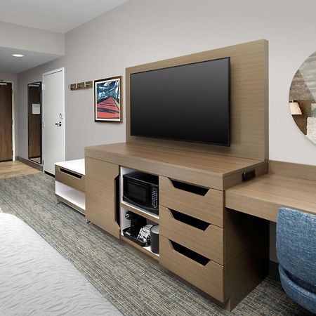 Hampton Inn Boston Logan Airport Chelsea Exterior photo