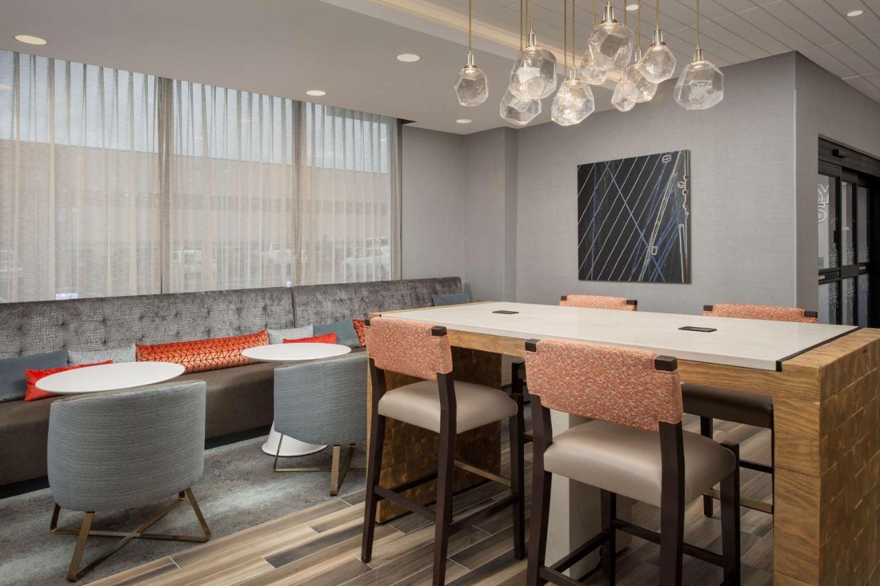 Hampton Inn Boston Logan Airport Chelsea Exterior photo