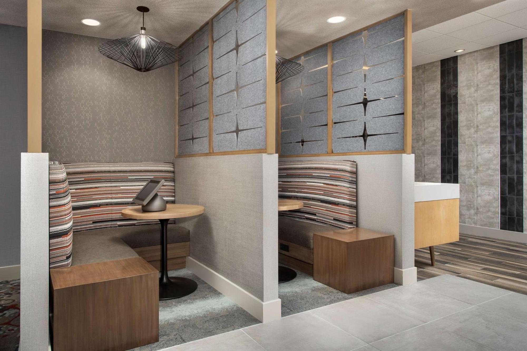 Hampton Inn Boston Logan Airport Chelsea Exterior photo